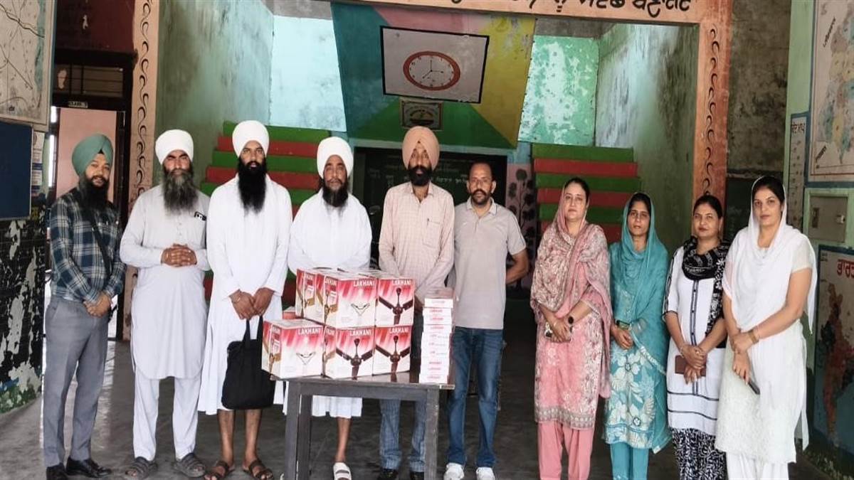 ਬਾਬਾ ਸ਼ੇਰ ਸਿੰਘ ਠਾਠ ਨਾਨਕਸਰ ਵਾਲਿਆਂ ਨੇ ਸਕੂਲ ਨੂੰ ਪੱਖੇ ਭੇਟ ਕੀਤੇ