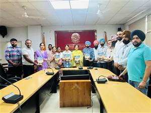 ਤਣਾਅ ਮੁਕਤ ਸਿੱਖਿਆ ਦੇ ਪ੍ਰੇਰਨਾਦਾਇਕ ਲੇਖ ਸੰਗ੍ਰਹਿ ਡੀਸੀ ਵੱਲੋਂ ਲੋਕ ਅਰਪਣ
