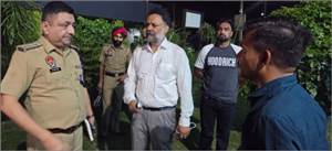 Punjab Crime : ਸਕੇ ਭਤੀਜੇ ਨੇ ਚਾਚੇ ਨੂੰ ਮਾਰੀਆਂ ਗੋਲ਼ੀਆਂ, ਖ਼ੂਨ ਨਾਲ ਲੱਥਪੱਥ ਚਾਚੇ ਨੂੰ ਗੱਡੀ 'ਚ ਪਾ ਕੇ ਹੋਇਆ ਫ਼ਰਾਰ