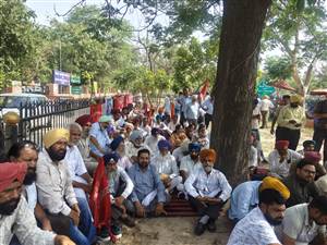 ਮੁਲਾਜ਼ਮਾਂ ਤੇ ਪੈਨਸ਼ਨਰਾਂ ਨੇ ਸਰਕਾਰੀ ਪੱਤਰ ਦੀਆਂ ਕਾਪੀਆਂ ਸਾੜ ਕੇ ਮਨਾਇਆ ਕਾਲਾ ਦਿਵਸ