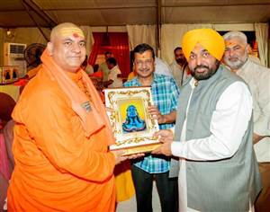 ਪਠਾਨਕੋਟ ’ਚ ‘ਇੱਕ ਸ਼ਾਮ ਭਗਵਾਨ ਸ਼ਿਵ ਕੇ ਨਾਮ’ ਭਜਨ ਸੰਧਿਆ ’ਚ ਉਮੜਿਆ ਸ਼ਰਧਾ ਦਾ ਸੈਲਾਬ