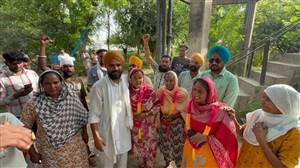 ਤਿੰਨ ਦਿਨਾਂ ਦੇ ਸੰਘਰਸ਼ ਮਗਰੋਂ ਮਜ਼ਦੂਰਾਂ ਦੀ ਜਿੱਤ; ਰਾਏਸਰ 'ਚ ਰੂੜੀਆਂ-ਵਾੜਿਆਂ ਵਾਲੀ ਥਾਂ 'ਤੇ ਪਾਰਕ ਬਣਾਉਣ ਦਾ ਕੰਮ ਰੁਕਿਆ; ਟੈਂਕੀ ਤੋਂ ਹੇਠਾਂ ਉਤਰੀਆਂ ਮਹਿਲਾਵਾਂ