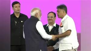 ਹੱਥ ਮਿਲਾਇਆ, ਦੇਰ ਤੱਕ ਗੱਲਾਂ ਕੀਤੀਆਂ... PM ਮੋਦੀ ਨਾਲ ਮੁਲਾਕਾਤ 'ਤੇ ਮਨੀਸ਼ ਤਿਵਾੜੀ ਨੇ ਤੋੜੀ ਚੁੱਪੀ, ਪ੍ਰੋਗਰਾਮ 'ਚ ਪਹੁੰਚਣ ਦੀ ਦੱਸੀ ਵਜ੍ਹਾ