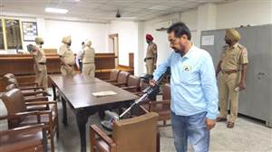 ਫਰੀਦਕੋਟ DC Office ਨੂੰ ਬੰਬ ਨਾਲ ਉਡਾਉਣ ਦੀ ਧਮਕੀ ਨਾਲ ਮਚੀ ਤਰਥੱਲੀ, ਕਾਹਲੀ-ਕਾਹਲੀ 'ਚ ਖ਼ਾਲੀ ਕਰਵਾਇਆ