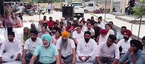 ਨਗਰ ਕੌਂਸਲ ਤੋਂ ਨਾਰਾਜ ਪ੍ਰਧਾਨ ਨੇ ਹੀ ਕੌਂਸਲਰਾਂ ਸਮੇਤ ਦਿੱਤਾ ਧਰਨਾ