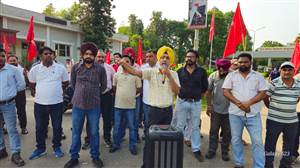 ਆਰਸੀਐੱਫ ਕਰਮਚਾਰੀਆਂ ਦਾ ਫੁੱਟਿਆ ਗੁੱਸਾ
