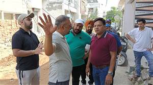 ਬਸੰਤ ਐਵਨਿਊ ’ਚ ਬਿਨਾਂ ਮਨਜ਼ੂਰੀ ਸੀਵਰੇਜ ਜੋੜਨ ਦੀ ਕੋਸ਼ਿਸ਼, ਲੋਕਾਂ ਨੇ ਰੋਕਿਆ
