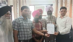 ਸਮੂਹਿਕ ਛੁੱਟੀ ਲਈ ਡੀਈਓ ਨੂੰ ਸੌਂਪੇ ਨੋਟਿਸ