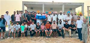 ਰਾਜੂ ਖੰਨਾ ਨੇ ਨੌਜਵਾਨਾਂ ਨੂੰ ਖੇਡ ਕਿੱਟਾਂ ਅਤੇ ਧਾਰਮਿਕ ਸੰਸਥਾ ਨੂੰ ਭਾਂਡੇ ਵੰਡੇ