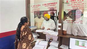 ਸਾਂਝ ਕੇਂਦਰ 'ਚ ਕੈਬਨਿਟ ਮੰਤਰੀ ਹਰਭਜਨ ETO ਦੀ ਅਚਨਚੇਤ ਛਾਪੇਮਾਰੀ, ਹਾਜ਼ਰੀ ਚੈੱਕ ਕਰਕੇ ਲੋਕਾਂ ਤੋਂ ਲਿਆ ਫ਼ੀਡਬੈਕ; ਪਾਰਦਰਸ਼ੀ ਸੇਵਾਵਾਂ ਦੇ ਦਿੱਤੇ ਸਖ਼ਤ ਨਿਰਦੇਸ਼