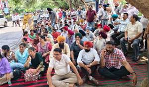 Mohali News : ਦਫ਼ਤਰੀ ਮੁਲਾਜ਼ਮਾਂ ਨੇ 21 ਅਗਸਤ ਤੱਕ ਵਧਾਈ ਕਲਮਛੋੜ ਹੜਤਾਲ, ਮੋਹਾਲੀ ਸਣੇ ਪੰਜਾਬ ਭਰ ’ਚ ਡੀਸੀ ਦਫ਼ਤਰਾਂ ਦੇ ਬਾਹਰ ਦਿੱਤੇ ਧਰਨੇ