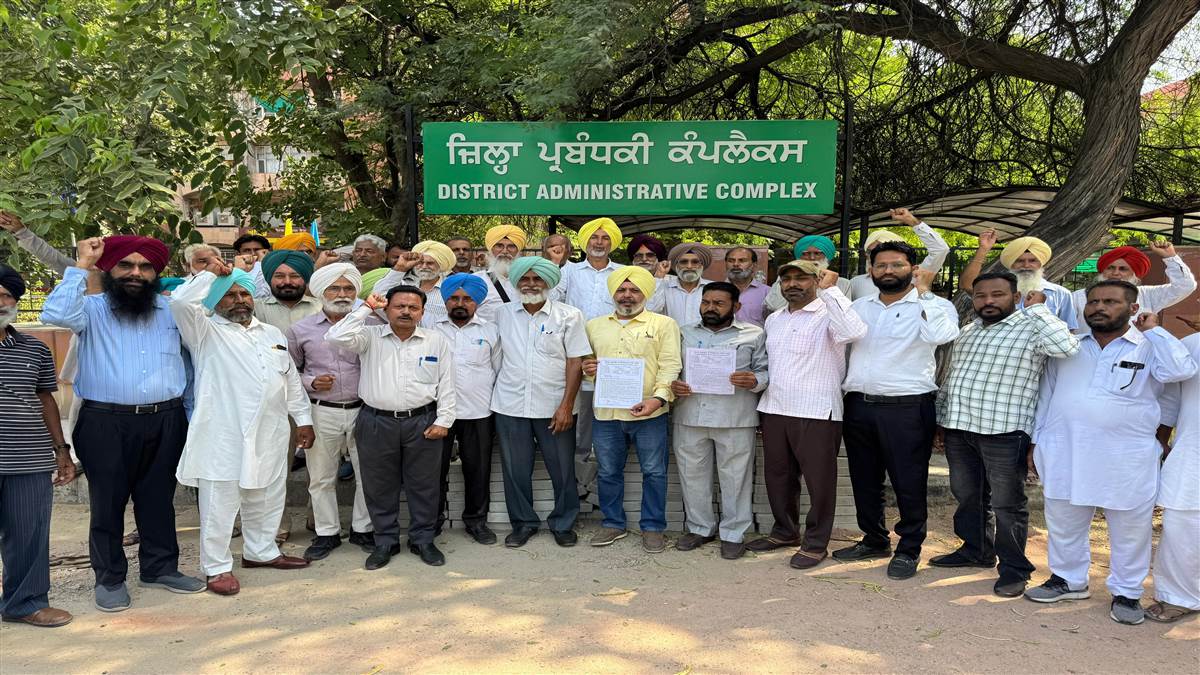 ਹੜ੍ਹ ਪੀੜਤਾਂ ਨੂੰ ਢੁੱਕਵਾਂ ਮੁਆਵਜ਼ਾ ਦੇਣ ਸਬੰਧੀ ਡੀਸੀ ਨੂੰ ਮੰਗ ਪੱਤਰ ਸੌਂਪਿਆ