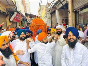 ਵਿਆਹ ਪੁਰਬ : ਗੁਰਦੁਆਰਾ ਡੇਹਰਾ ਸਾਹਿਬ ਤੋਂ ਪੂਰੇ ਜਾਹੋ ਜਲਾਲ ਨਾਲ ਸਜਾਈ ਪਾਲਕੀ ਸਾਹਿਬ, ਸੰਗਤਾਂ ਹੋਈਆਂ ਨਤਮਸਤਕ