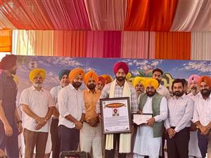 ਮੁੱਖ ਮੰਤਰੀ ਵੱਲੋਂ ਅਗਾਂਹਵਧੂ ਕਿਸਾਨ ਮਨਪ੍ਰੀਤ ਸਿੰਘ ਦਾ ‘ਉਜਾਗਰ ਸਿੰਘ ਧਾਲੀਵਾਲ’ ਐਵਾਰਡ ਨਾਲ ਸਨਮਾਨਿਤ