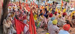 ਗੁਲਜਾਰ ਦੇ ਪਰਿਵਾਰ ਨੂੰ ਇਨਸਾਫ ਦਵਾਉਣ ਲਈ ਡੀਸੀ ਦਫਤਰ ਅੱਗੇ ਪ੍ਰਦਰਸ਼ਨ