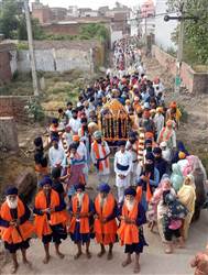 ਸੰਗਤ ਨੇ ਨਗਰ ਕੀਰਤਨ ਦਾ ਫੁੱਲਾਂ ਦੀ ਵਰਖਾ ਨਾਲ ਕੀਤਾ ਨਿੱਘਾ ਸਵਾਗਤ