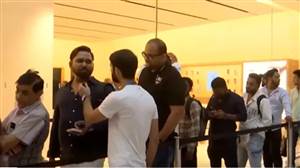 iPhone 18 Pro ਤੇ iPhone 18 Pro Max ਖਰੀਦਣ ਲਈ ਮਚੀ ਹੋੜ, ਦਿੱਲੀ-ਨੋਇਡਾ 'ਚ ਰਾਤ ਤੋਂ ਹੀ ਲੱਗੀਆਂ ਲੰਬੀਆਂ ਕਤਾਰਾਂ
