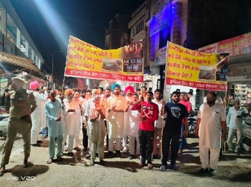 ਫੌਜੀ ਜਵਾਨਾਂ ਤੇ ਕਿਸਾਨਾਂ ਨੂੰ ਦਿੱਤੀ ਸ਼ਰਧਾਂਜਲੀ, ਕੱਿਢਆ ਕੈਂਡਲ ਮਾਰਚ