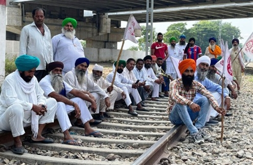 ਸ਼ਾਹਕੋਟ-ਮਲਸੀਆਂ ਰੇਲਵੇ ਲਾਈਨ 'ਤੇ ਲਾਇਆ ਧਰਨਾ