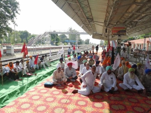 ਲੋਹੀਆਂ 'ਚ ਕਿਸਾਨ ਸੰਘਰਸ਼ ਕਮੇਟੀ ਨੇ ਰੋਕੀ ਰੇਲ
