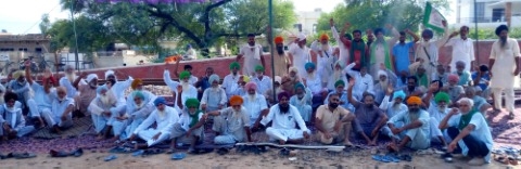 ਕਿਸਾਨ ਨੇ ਗਿੱਦੜਬਾਹਾ ਪਿਉਰੀ ਵਾਲੇ ਫਾਟਕ 'ਤੇ ਲਾਇਆ ਧਰਨਾ