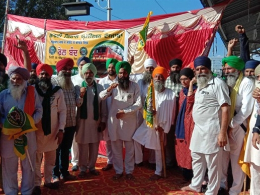 ਰੇਲ ਰੋਕੋ ਪ੍ਰਦਰਸ਼ਨ ਦੇ ਸੱਦੇ 'ਤੇ ਕਿਸਾਨਾਂ ਨੇ ਰੋਕੀਆਂ ਟਰੇਨਾਂ