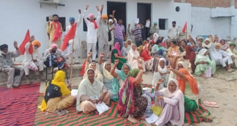 ਨੀਲੇ ਕਾਰਡ ਕੱਟਣ ਤੋਂ ਭੜਕੇ ਲੋਕਾਂ ਲਾਇਆ ਧਰਨਾ