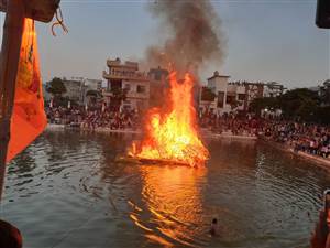 ਸ਼੍ਰੀ ਰਾਮ ਤਲਾਈ ਮੰਦਰ ਵਿਖੇ ਪੇਸ਼ ਕੀਤਾ ਗਿਆ ਲੰਕਾ ਦਹਿਨ ਦਾ ਸੀਨ