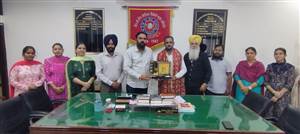 ਮਾਲਵਾ ਰੰਗਮੰਚ ਵੱਲੋਂ ਨਾਟਕਕਾਰ ਡਾ. ਕੁਲਬੀਰ ਮਲਿਕ ਦਾ ਵਿਸ਼ੇਸ਼ ਸਨਮਾਨ