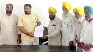 ਝੋਨੇ ਦੀ ਨੁਕਸਾਨੀ ਫ਼ਸਲ ਦੇ ਮੁਆਵਜ਼ੇ ਦੀ ਕੀਤੀ ਮੰਗ