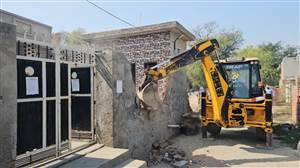 ਨਸ਼ਾ ਤਸਕਰੀ ਨਾਲ ਸਬੰਧਿਤ ਗੈਰ-ਕਾਨੂੰਨੀ ਇਮਾਰਤ ’ਤੇ ਚੱਲਿਆ ਬੁਲਡੋਜ਼ਰ