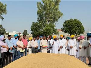 ਮਾਣੂੰਕੇ ਗਿੱਲ ਦੀ ਅਨਾਜ ਮੰਡੀ ’ਚ ਝੋਨੇ ਦੀ ਖ਼ਰੀਦ ਸ਼ੁਰੂ ਕਰਵਾਈ