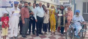 ਲੋੜਵੰਦ ਲੋਕਾਂ ਨੂੰ ਟਰੱਸਟ ਵੱਲੋਂ ਦਿੱਤੇ ਗਏ ਚੈੱਕ