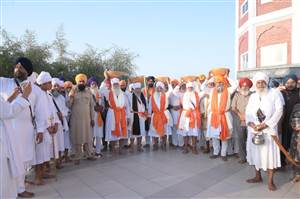 ਸਰੋਵਰ ਦੀ ਗਾਰ ਕੱਢਣ ਦੀ ਕਾਰ ਸੇਵਾ ਲਈ ਪੁੱਜੀ ਭਾਰੀ ਸੰਗਤ