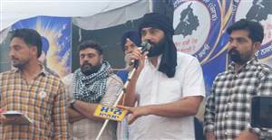 ਪਰਵਿੰਦਰ ਝੋਟੇ ਦੇ ਪਰਿਵਾਰ ਨਾਲ ਦੁੱਖ ਸਾਂਝਾ ਕਰਨ ਪੁੱਜੇ ਗਾਇਕ ਬੱਬੂ ਮਾਨ, ਬੋਲੇ- ਇਕੱਠੇ ਹੋ ਕੇ ਖ਼ਤਮ ਕਰਨੀ ਪਵੇਗੀ ਨਸ਼ੇ ਦੀ ਅਲਾਮਤ