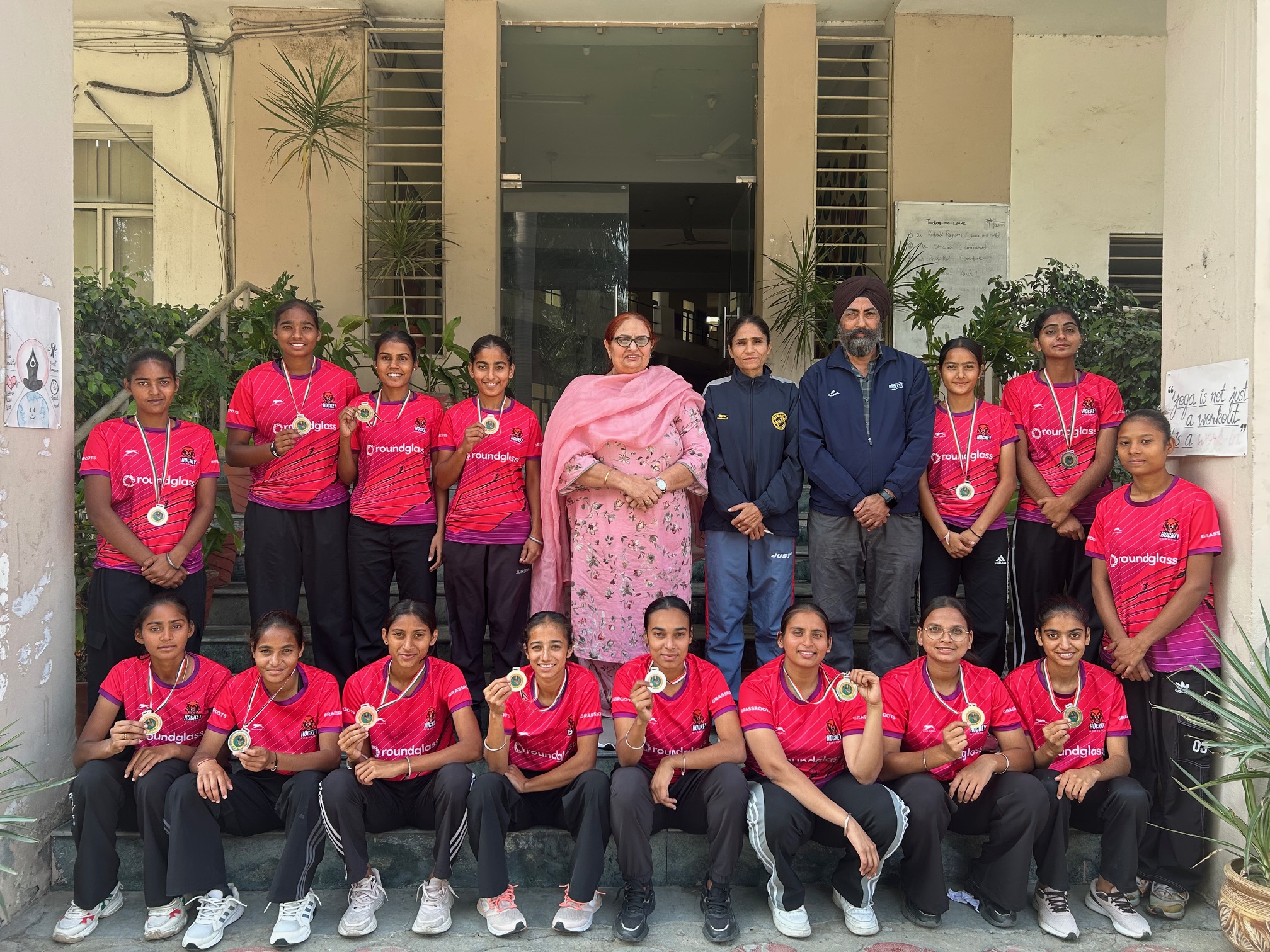 ਖ਼ਾਲਸਾ ਕਾਲਜ ਫਾਰ ਵੂਮੈਨ ਦੀ ਹਾਕੀ ਟੀਮ ਸਨਮਾਨਿਤ