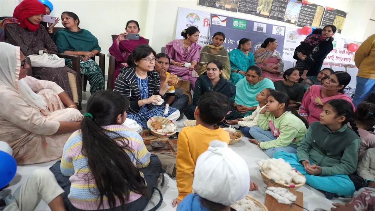 ਬੱਚਿਆਂ ਨੇ ਕੱਪੜਾ ਬਣਾਉਣ ਦੀ ਵਿਧੀ ਬਾਰੇ ਦੱਸਿਆ