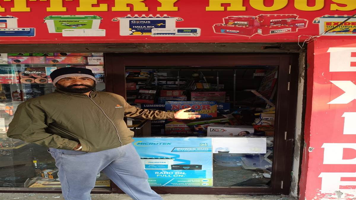 ਅੱਡਾਂ ਦੁਸੜਕਾ ਵਿਖੇ ਅਣਪਛਾਤੇ ਚੋਰਾਂ ਨੇ ਸਾਢੇ ਚਾਰ ਲੱਖ ਦੀਆਂ ਚੁਰਾਈਆਂ ਬੈਟਰੀਆਂ