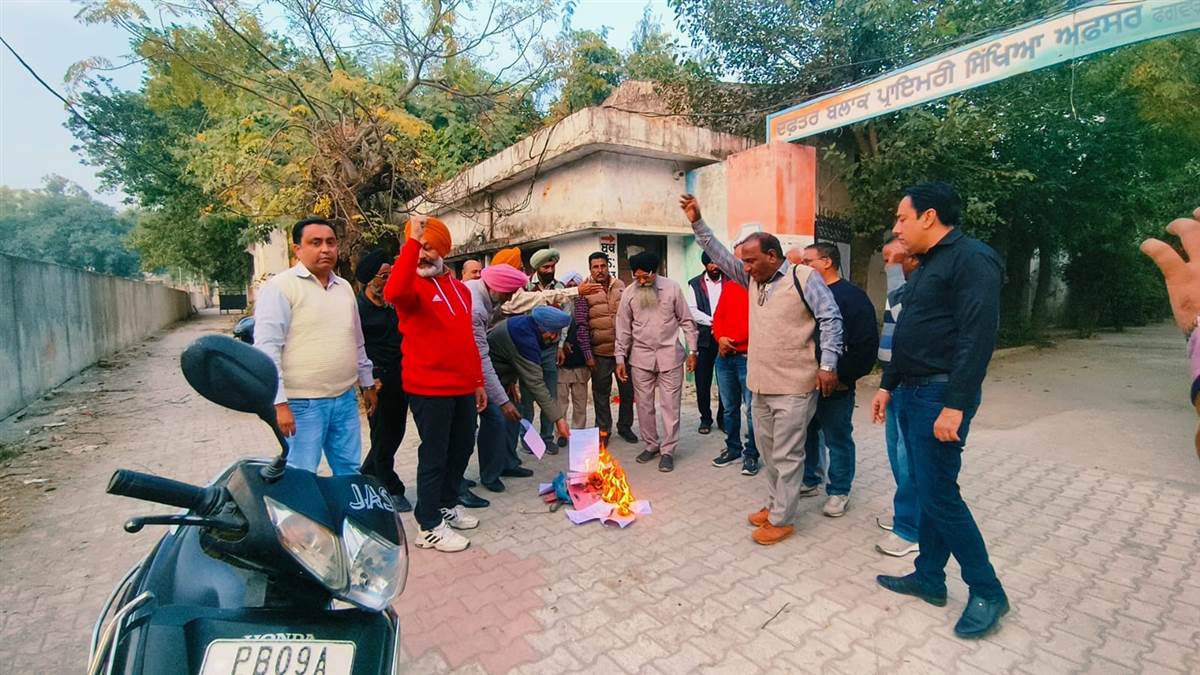 ਕਰਮਚਾਰੀ ਯੂਨੀਅਨ ਨੇ ਅਧੂਰੇ ਨੋਟੀਫਿਕੇਸ਼ਨ ਦੀਆਂ ਫੂਕੀਆਂ ਕਾਪੀਆਂ