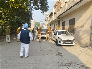 ਅੰਮ੍ਰਿਤਸਰ 'ਚ ਦਿਨ-ਦਿਹਾੜੇ ਚੱਲੀਆਂ ਗੋਲ਼ੀਆਂ, ਐਕਟਿਵਾ ਸਵਾਰਾਂ ਨੇ ਨੌਜਵਾਨ ਦੀ ਗਰਦਨ 'ਚੋਂ ਗੋਲੀ ਹੋਈ ਆਰਪਾਰ