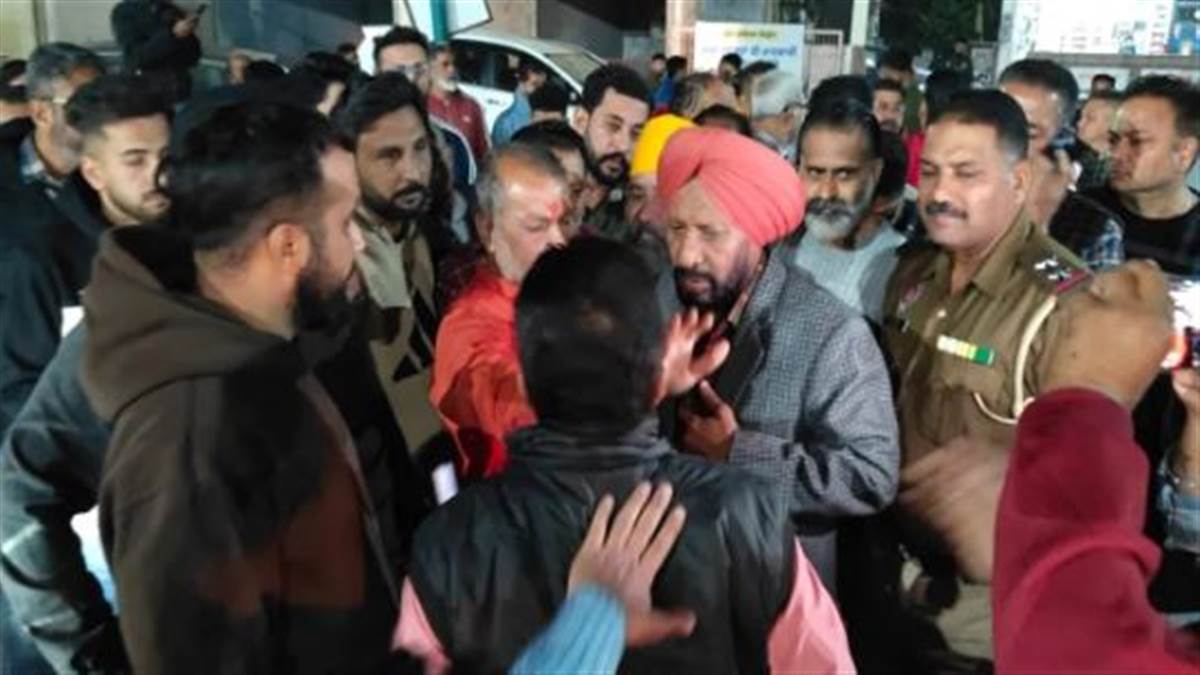 ਸ਼ਿਵ ਸੈਨਾ ਆਗੂ ਦੇ ਪੁੱਤਰ 'ਤੇ ਮਾਰੂ ਹਥਿਆਰਾਂ ਨਾਲ ਹਮਲਾ, ਬਚਾਅ ਲਈ ਅੱਗੇ ਆਏ ਪਿਤਾ ਜ਼ਖਮੀ; ਹਿੰਦੂ ਸੰਗਠਨਾਂ ਵੱਲੋਂ ਫਗਵਾੜਾ ਬੰਦ ਦਾ ਸੱਦਾ