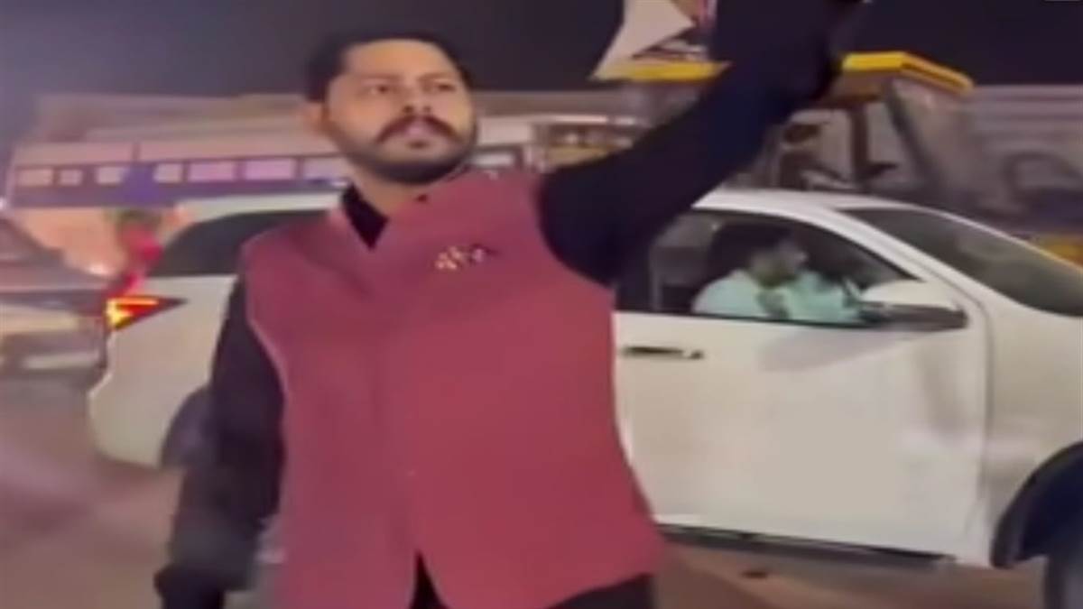 ਟ੍ਰੈਫਿਕ 'ਚ ਫਸੀ ਐਂਬੂਲੈਂਸ ਨੂੰ ਦੇਖ ਕੇ ਸੜਕ 'ਤੇ ਖੁਦ ਉੱਤਰਿਆ ਆਪ ਵਿਧਾਇਕ, ਮਰੀਜ਼ ਦੀ ਬਚਾਈ ਜਾਨ; ਲਾਪਰਵਾਹੀ ਕਰਨ ਵਾਲੀ ਪੁਲਿਸ ਵਿਰੁੱਧ ਕੀਤੀ ਸਖ਼ਤ ਕਾਰਵਾਈ