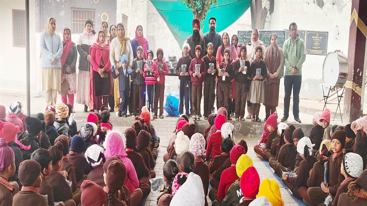 ਸਰਕਾਰੀ ਸਕੂਲ ’ਚ ਜੇਠੀ ਪਰਿਵਾਰ ਵੱਲੋਂ ਦਸਤਾਨੇ ਭੇਟ