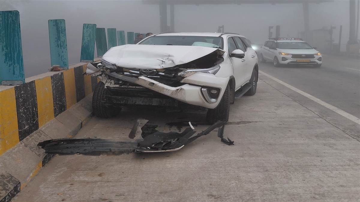 ਧੁੰਦ ਕਾਰਨ ਦੋ ਗੱਡੀਆਂ ਬੁਰੀ ਤਰ੍ਹਾਂ ਨੁਕਸਾਨੀਆਂ, ਜਾਨੀ ਨੁਕਸਾਨ ਤੋਂ ਬਚਾਅ