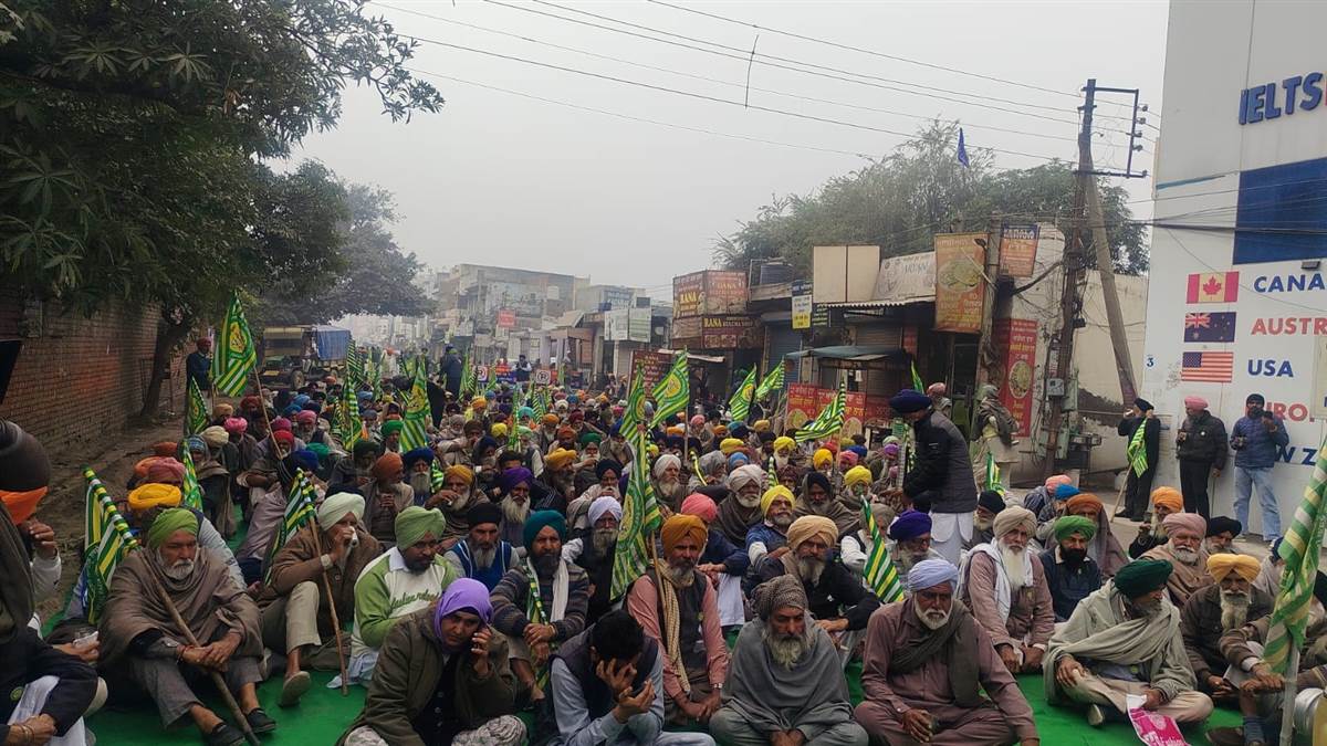 ਕਿਸਾਨਾਂ ਨੇ ਲਾਇਆ ਪ੍ਰਬੰਧਕੀ ਕੰਪਲੈਕਸ ਅੱਗੇ ਰੋਸ ਧਰਨਾ