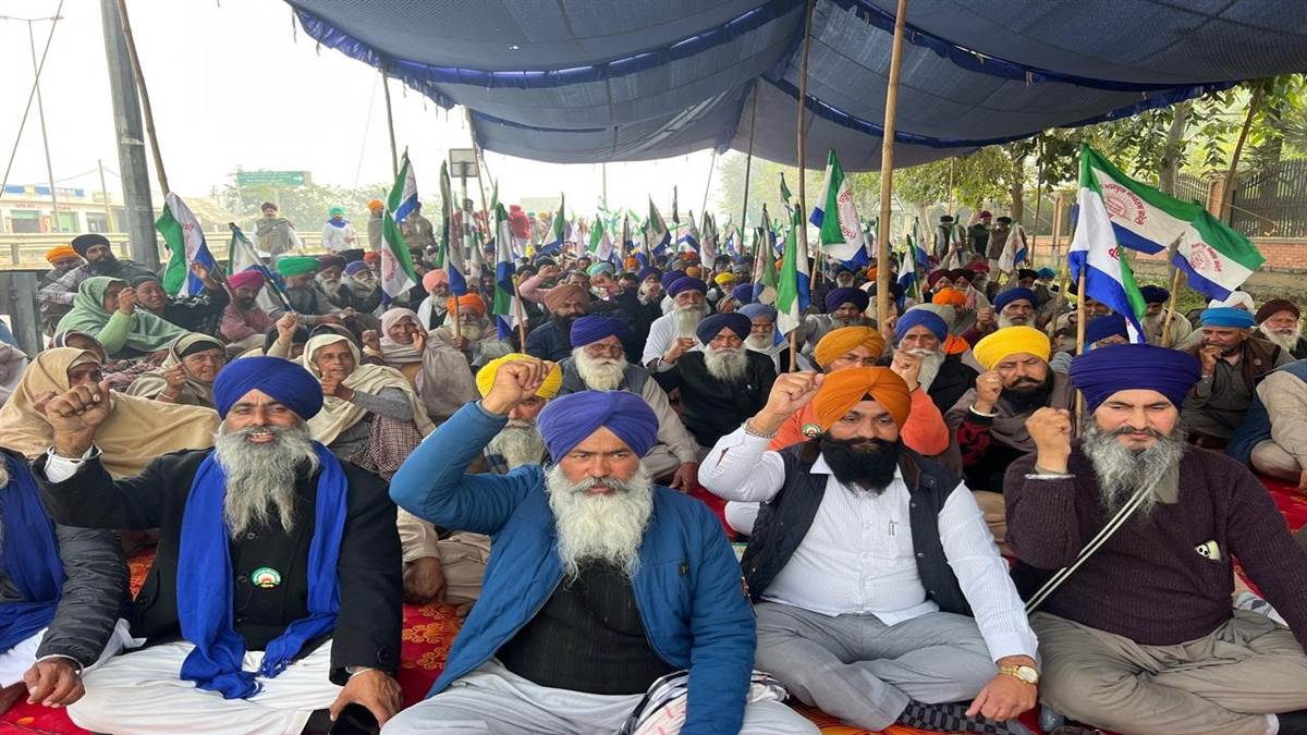 ਕਿਸਾਨ ਜਥੇਬੰਦੀਆਂ ਨੇ ਡੀਸੀ ਦਫ਼ਤਰ ਅੱਗੇ ਲਾਇਆ ਮੋਰਚਾ, ਸਰਕਾਰ ਸ਼ੰਬੂ ਖਨੌਰੀ ਮੋਰਚੇ ’ਤੇ ਕੀਤੇ ਨੁਕਸਾਨ ਦੀ ਭਰਭਾਈ ਕਰੇ, ਪੰਜਾਬ ’ਚ ਹੜ੍ਹ ਨਾਲ ਹੋਏ ਨੁਕਸਾਨਾਂ ਦਾ ਮੁਆਵਜ਼ਾ ਤੁਰੰਤ ਦਿੱਤਾ ਜਾਵੇ।