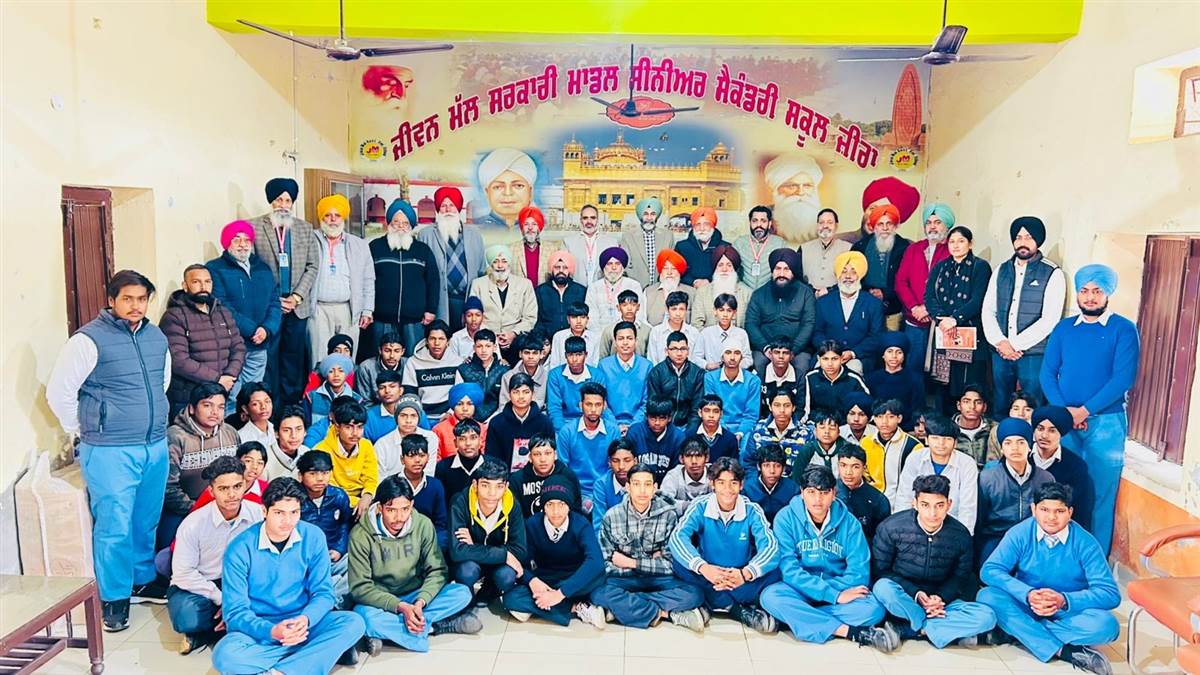 ਸਹਾਰਾ ਕਲੱਬ ਨੇ ਜੀਵਨ ਮੱਲ ਵਿਦਿਆਰਥੀਆਂ ਨੂੰ ਵੰਡੇ ਕੱਪੜੇ ਤੇ ਬੂਟ