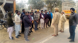 ਟ੍ਰੈਫਿਕ ਪੁਲਿਸ ਨੇ ਕੈਂਟਰ ਚਾਲਕਾਂ ਨੂੰ ਦਿੱਤੀ ਨਿਯਮਾਂ ਦੀ ਜਾਣਕਾਰੀ