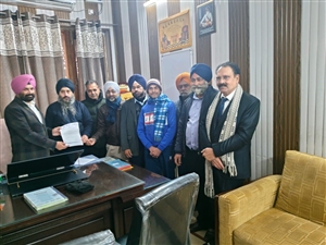 ਅਵਾਰਾ ਕੁੱਤਿਆਂ ਨੂੰ ਕੰਟਰੋਲ ਕਰਨ ਲਈ ਈਓ ਨੂੰ ਦਿੱਤਾ ਮੰਗ ਪੱਤਰ