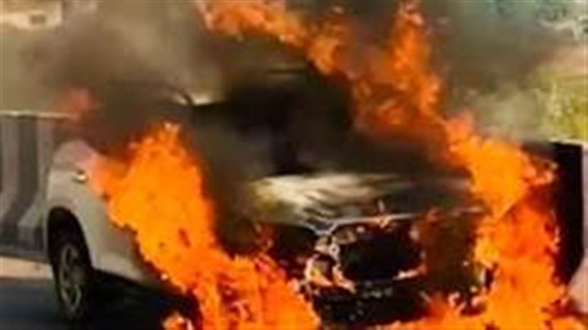 ਚਲਦੀ BMW ਬਣੀ 'ਅੱਗ ਦਾ ਗੋਲਾ': ਮੁਟਿਆਰ ਨੇ ਕਾਰ 'ਚੋਂ ਛਾਲ ਮਾਰ ਕੇ ਬਚਾਈ ਜਾਨ ਦੇਖਦੇ ਹੀ ਦੇਖਦੇ ਸਭ ਕੁਝ ਸੁਆਹ